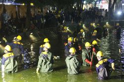 200 công nhân trắng đêm nạo vét hồ Hoàn Kiếm