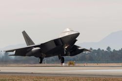 Đang tập trận, F-22 Mỹ 'chết đứng' trên đường băng