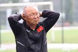 Cầu thủ thay nhau nằm sân, HLV Park Hang Seo đứng ngồi không yên