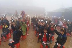 Tặng 'nguồn sáng' cho thầy, trò vùng cao