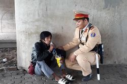 Nam thanh niên tàn tật ngất xỉu giữa đường, được CSGT giúp đỡ