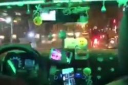 Tài xế đáng yêu nhất 'Vịnh Bắc Bộ', cùng chiếc taxi đem không khí Noel đi khắp Sài Gòn
