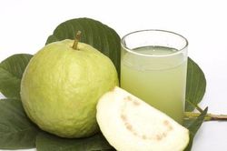 Chị em làm rượu ổi mà uống, thứ thần dược này tốt hơn cả collagen đấy!