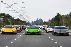 122 siêu xe Lamborghini diễu hành trên phố