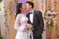 Vợ chồng Chúng Huyền Thanh hôn nhau trong đám cưới tại Hải Phòng