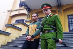 Gã hàng xóm dâm ô với bé gái 8 tuổi rồi ném xuống sông... vì sợ bại lộ