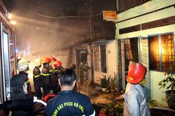 Hàng loạt căn nhà dọc kênh Đôi ở Sài Gòn bốc cháy giữa đêm