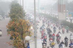 Những ngày đầu năm mới: Sương mù bao phủ Hà Nội, đi giữa ban ngày cũng phải bật đèn chiếu sáng