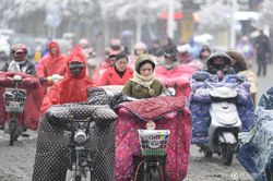 Tuyết rơi dày ở Trung Quốc, phụ nữ 'đắp chăn bông' ra đường