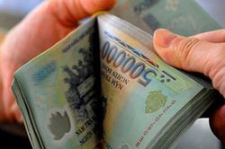Bố mẹ chồng hỏi thưởng Tết bao nhiêu tiền có nên khai thật?