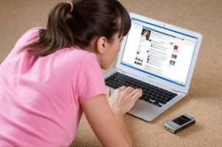 Nữ sinh Hà Nội nghiện Facebook, phải đánh thuốc mê đưa vào viện