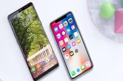 Màn hình iPhone X và Galaxy Note 8: Loại nào dễ bị 'bóng mờ' hơn?