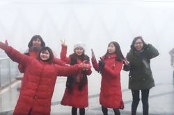 Du khách thích thú ngắm tuyết rơi trên đỉnh Fansipan