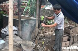 Dân ngoại thành Hà Nội rủ nhau thuê người đúc xoong nồi nấu bánh chưng Tết