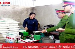 Bắt 2 đối tượng làm giả mì chính số lượng lớn đem bán tại chợ Hà Tĩnh