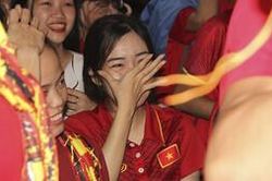 Fan nữ xinh khóc như mưa, hôn nhau đắm đuối vì chiến thắng thần kỳ của U23 Việt Nam