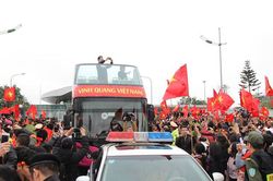U23 Việt Nam trở về: Những người hùng khổ vì được... yêu!