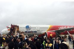 Màn bikini xấu hổ trên chuyên cơ Vietjet đón U23 cùng những lời xin lỗi thiếu chân thành