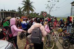 Hàng trăm thiếu nữ vây kín nhà Văn Đức đòi làm 'con dâu'