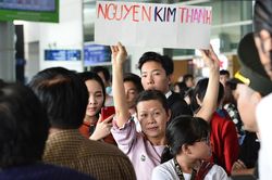 Sân bay Tân Sơn Nhất đông nghịt người đón Việt kiều về quê ăn Tết