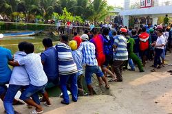 Hơn trăm người giải cứu nạn nhân bị kẹt giữa nắp cống