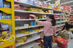 Vét sạch bánh kẹo trong siêu thị ngày cuối tuần trước Tết