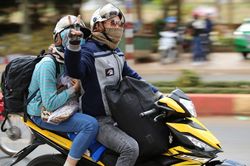 Hàng nghìn người vượt gần 1.000km trên xe máy về quê ăn Tết