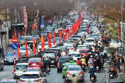 Trung tâm Hà Nội ùn tắc ngay chiều mùng 1 Tết
