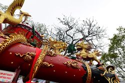 Rước pháo khổng lồ, tung hô quan đám tại hội Đồng Kỵ