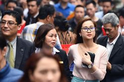 Dân công sở chật cứng phủ Tây Hồ ngày đầu đi làm