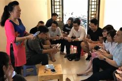 Thăm 'cô giáo lắm chiêu', học trò cũ dính ngay bài kiểm tra 15 phút