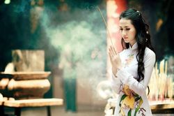 Đi chùa lễ phủ muốn cầu tài lộc, bỏ túi ngay những điều lưu ý về cách sắm và hành lễ 'đúng chuẩn'