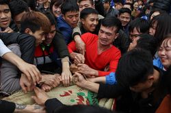 Thanh niên giẫm đạp, chen lấn cướp manh chiếu tại lễ hội Đúc Bụt