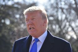 Ivanka vừa đến Hàn Quốc, Trump trừng phạt mạnh Triều Tiên