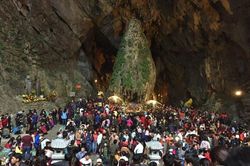 Dòng người xuyên đêm trẩy hội chùa Hương dịp cuối tuần