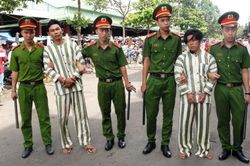 Cướp tài sản của đôi tình nhân rồi hiếp dâm cô gái