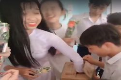 'Con trai lớp người ta' tổ chức tặng quà 8/3 cực vui cho bạn gái