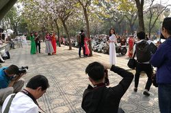 Chị em Hà thành dập dìu 'đọ sắc' với hoa ban Tây Bắc dịp cuối tuần