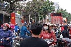 'Hung thần đường phố' nhộn nhịp tại cổng trường tiểu học
