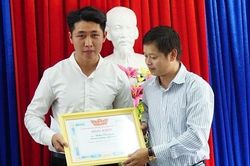 Khen thưởng thầy giáo thất nghiệp trả gần 90 triệu đồng tiền rơi