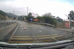 Video 'em bé bò lổm ngổm trên cao tốc' nổi như cồn trên báo Anh