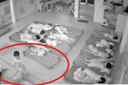 Hai giáo viên mầm non dùng chân hất trẻ vào giờ ngủ trưa