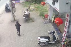 Tai nạn đáng tiếc khi để trẻ trên xe vẫn nổ máy