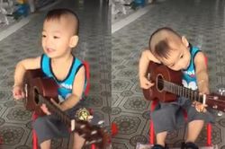 Clip cậu bé 'thần đồng' vừa gõ song lang vừa đệm đàn 'Vọng kim lang' khiến nhiều người thích thú