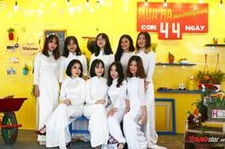 Nữ sinh 'con nhà người ta' trường Ams hội tụ, khoe dáng với tà áo dài thướt tha