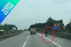Xe máy 'đua' tốc độ với ôtô trên cao tốc