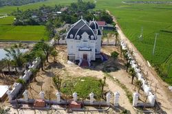 Lâu đài nguy nga mọc lên giữa miền quê nghèo Hà Tĩnh