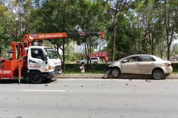 Xe cứu hỏa tông xe taxi văng lên lề đường