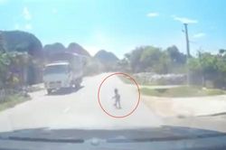 Tài xế thót tim, phanh gấp khi phát hiện bé 15 tháng bò ngang quốc lộ