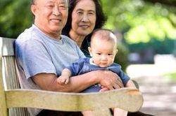 Bố mẹ già phiền lòng vì con gái chỉ chăm chăm 'bòn rút'